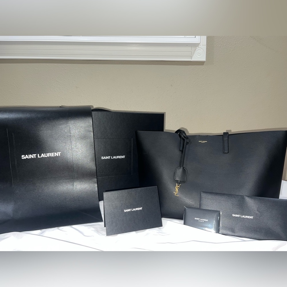 Shopping Saint Laurent E/W in Supple Leather